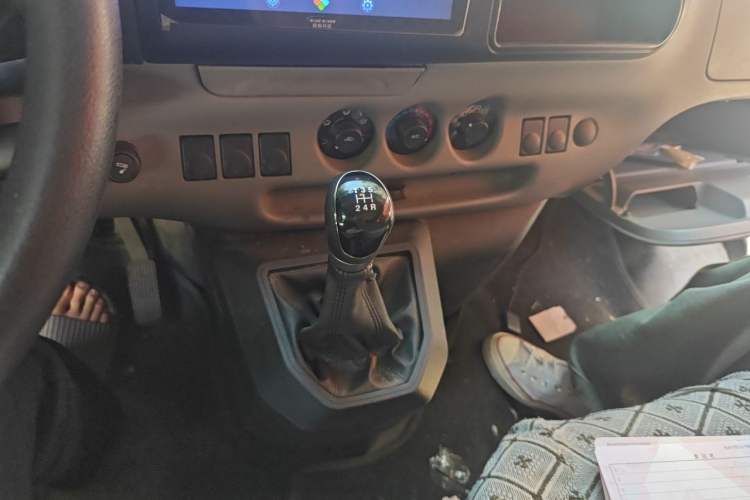 Used JMC Transit 2017 2.8T Commercial Version Short Wheelbase Mid-Roof 6/7/8-Seater JX493 Gear Lever