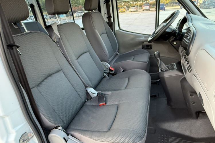 Used JMC Transit 2017 2.8T Commercial Version Short Wheelbase Mid-Roof 6/7/8-Seater JX493 Interior 4