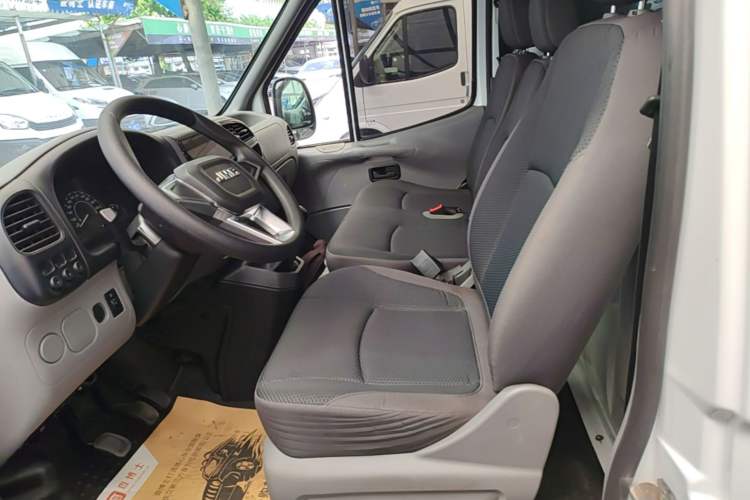 Used JMC Transit 2017 2.8T Commercial Version Short Wheelbase Mid-Roof 3-Seater JX493 Left Front Seat