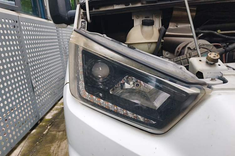 Used JMC Transit 2017 2.8T Commercial Version Short Wheelbase Mid-Roof 6/7/8-Seater JX493 Right Front Headlight