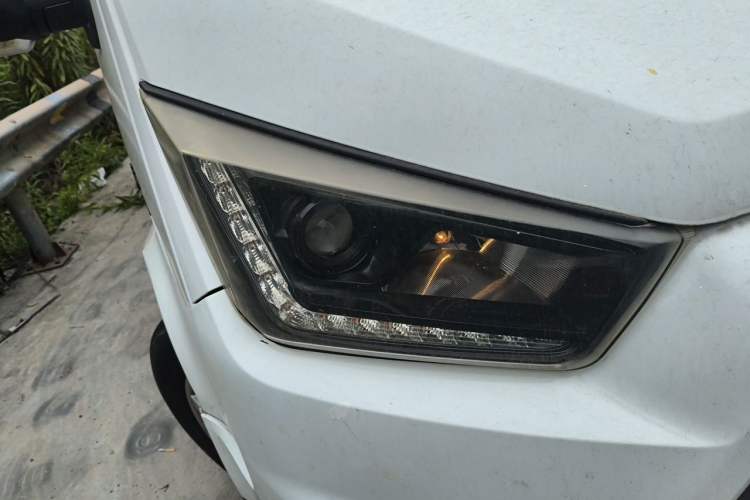 Used JMC Transit 2017 2.8T Commercial Version Short Wheelbase Mid-Roof 6/7/8-Seater JX493 Right Front Headlight