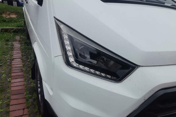 Used JMC Transit 2017 2.8T Commercial Version Short Wheelbase Mid-Roof 6/7/8-Seater JX493 Right Front Headlight