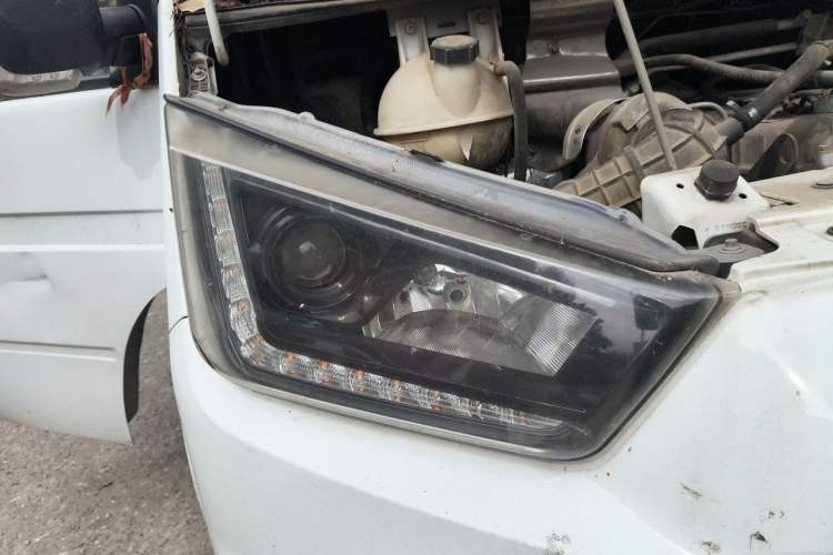 Used JMC Transit 2017 2.8T Commercial Version Short Wheelbase Mid-Roof 6/7/8-Seater JX493 Right Front Headlight
