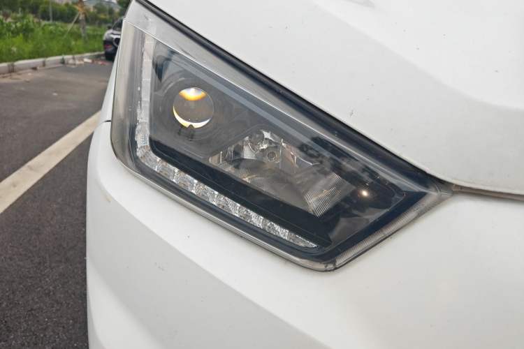 Used JMC Transit 2017 2.8T Commercial Version Long Wheelbase High-Roof 6/7/8-Seater JX493 Right Front Headlight