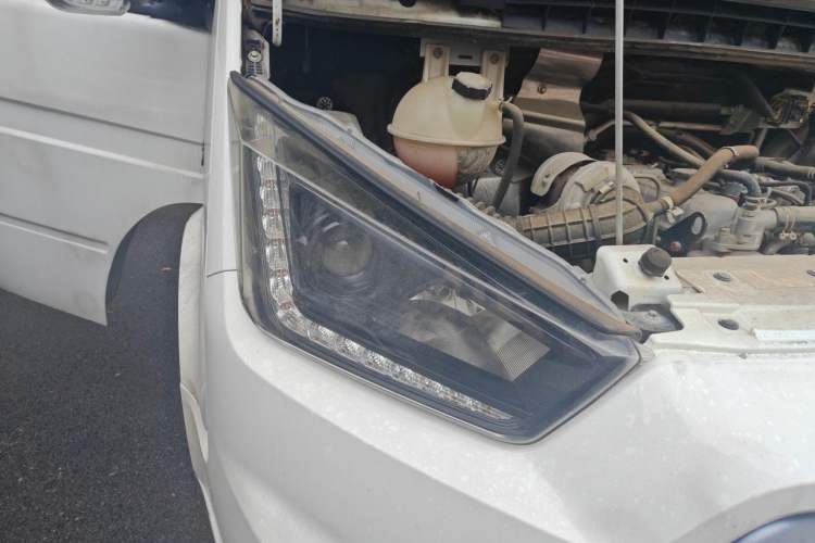 Used JMC Transit 2017 2.8T Commercial Version Short Wheelbase Mid-Roof 6/7/8-Seater JX493 Right Front Headlight