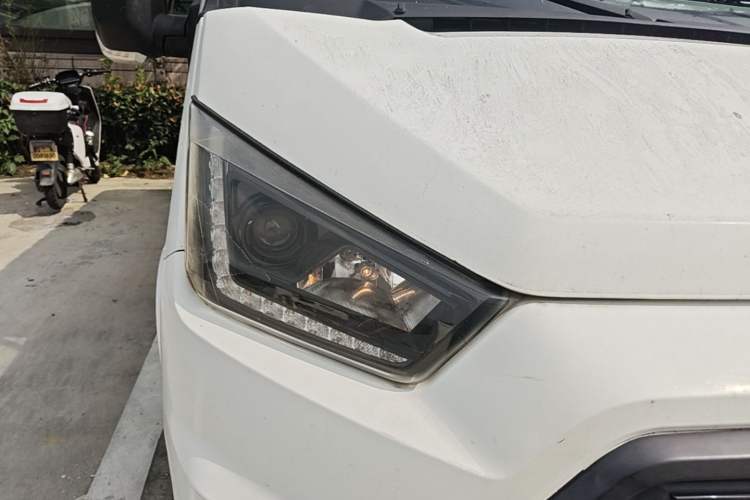 Used JMC Transit 2017 2.8T Commercial Version Short Wheelbase Mid-Roof 6/7/8-Seater JX493 Right Front Headlight