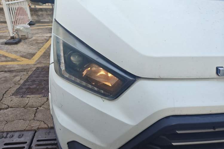 Used JMC Transit 2017 2.8T Commercial Version Short Wheelbase Mid-Roof 6/7/8-Seater JX493 Right Front Headlight
