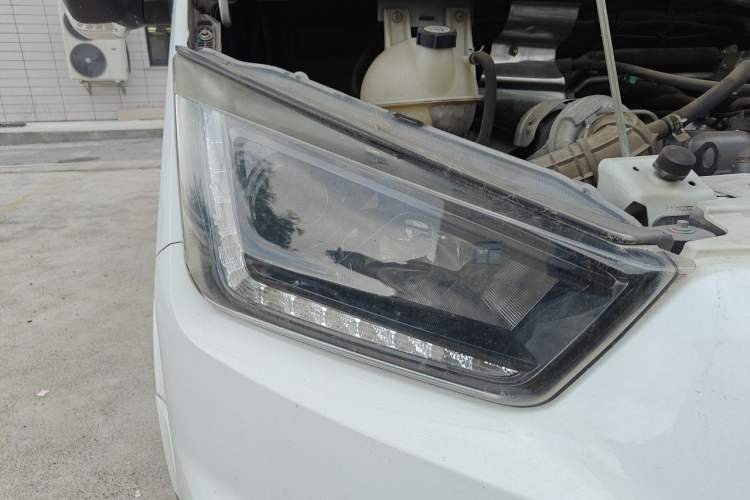 Used JMC Transit 2017 2.8T Commercial Version Short Wheelbase Mid-Roof 6/7/8-Seater JX493 Right Front Headlight