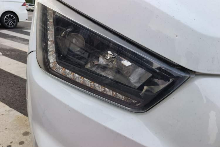 Used JMC Transit 2017 2.8T Commercial Version Short Wheelbase Mid-Roof 6/7/8-Seater JX493 Right Front Headlight