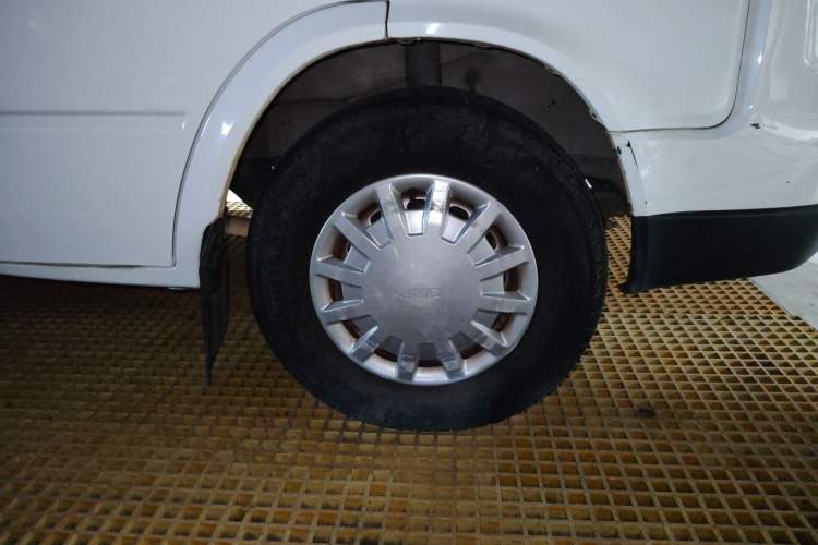Used JMC Transit 2017 2.8T Commercial Version Short Wheelbase Mid-Roof 6/7/8-Seater JX493 Right Front Wheel Hub