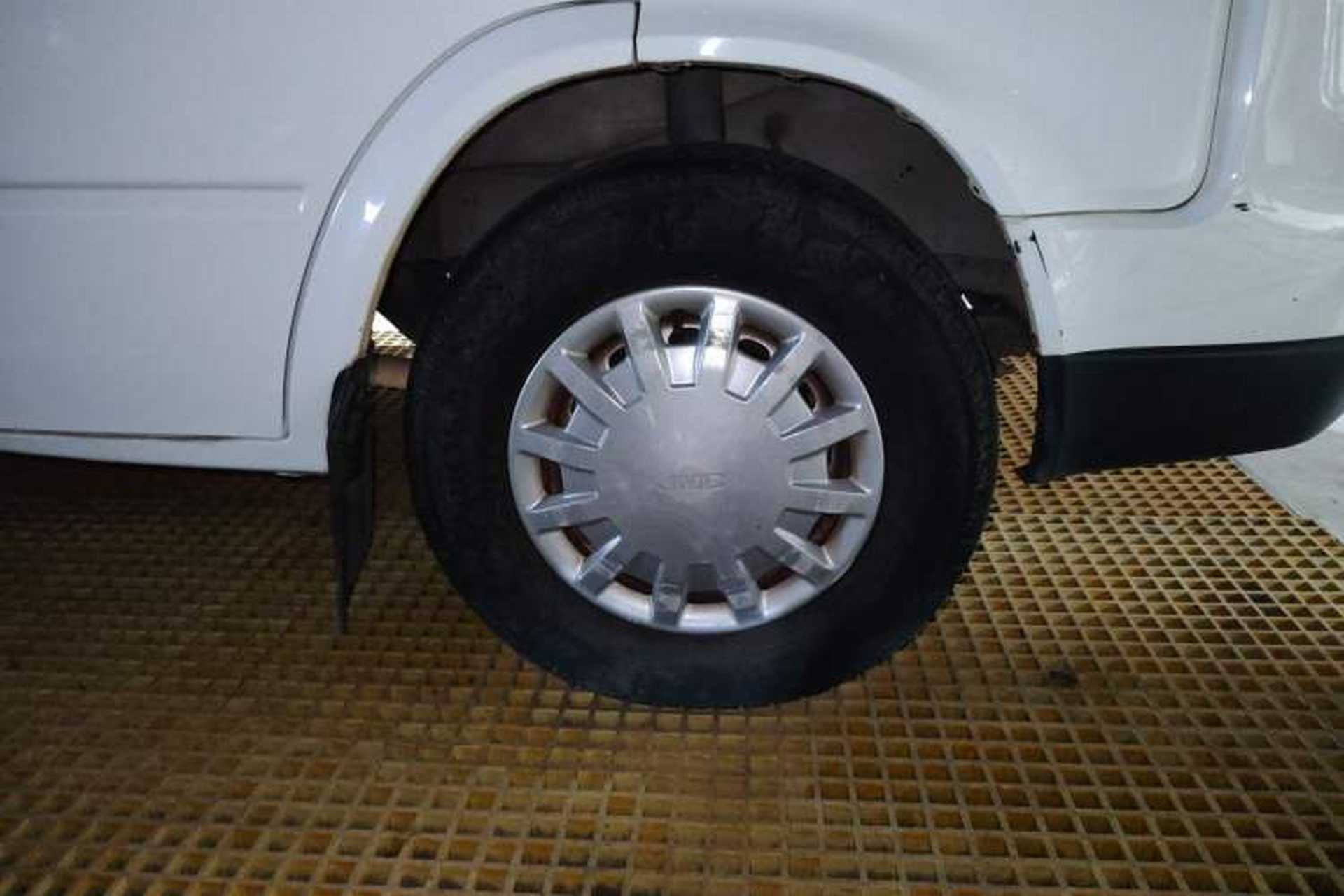 Used JMC Transit 2017 2.8T Commercial Version Short Wheelbase Mid-Roof 6/7/8-Seater JX493 Right Front Wheel Hub