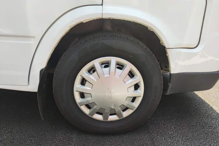 Used JMC Transit 2017 2.8T Commercial Version Short Wheelbase Mid-Roof 6/7/8-Seater JX493 Right Front Wheel Hub