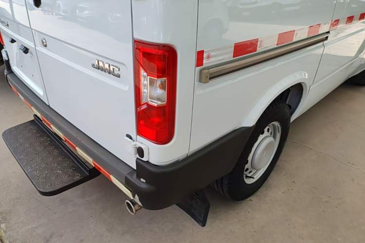 Used JMC Transit 2017 2.8T Commercial Version Short Wheelbase Mid-Roof 3-Seater JX493 Right Rear Taillight