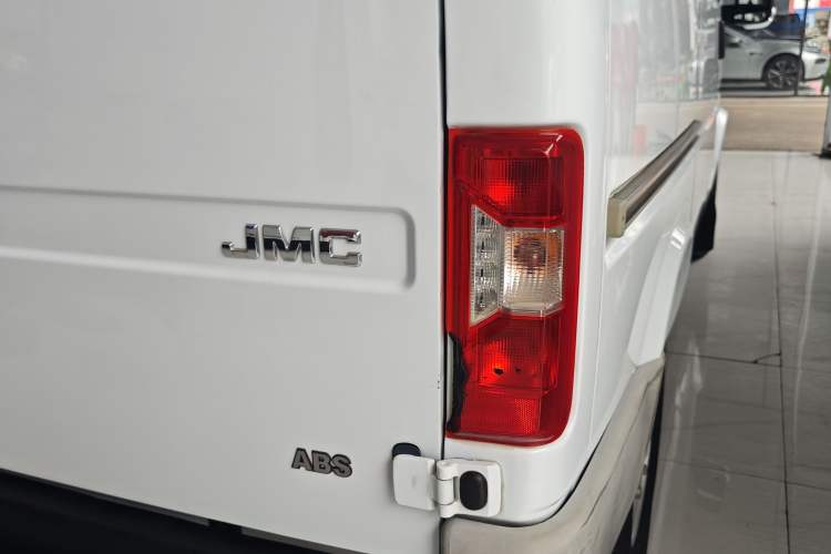 Used JMC Transit 2017 2.8T Commercial Version Short Wheelbase Mid-Roof 6/7/8-Seater JX493 Right Rear Taillight