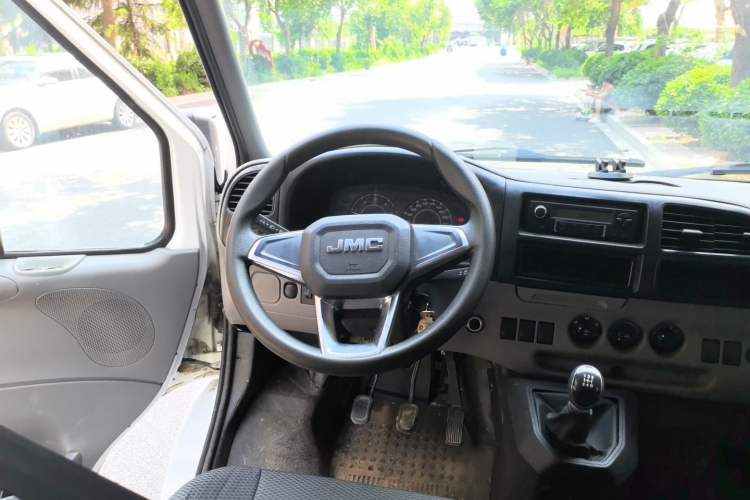 Used JMC Transit 2017 2.8T Commercial Version Short Wheelbase Mid-Roof 6/7/8-Seater JX493 Steering Wheel