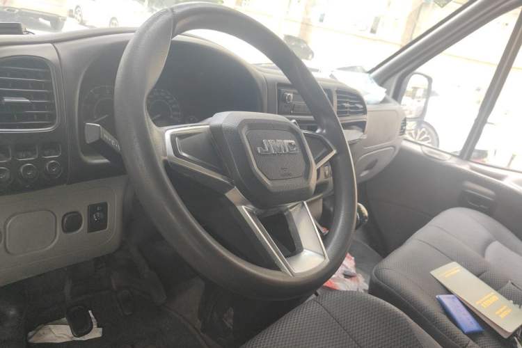 Used JMC Transit 2017 2.8T Commercial Version Short Wheelbase Mid-Roof 6/7/8-Seater JX493 Steering Wheel