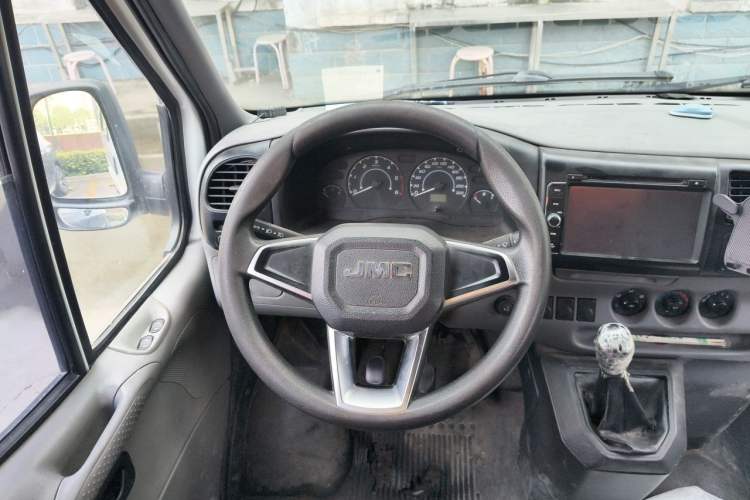 Used JMC Transit 2017 2.8T Commercial Version Short Wheelbase Mid-Roof 6/7/8-Seater JX493 Steering Wheel