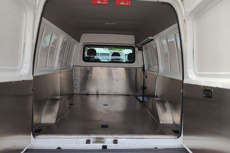 Used JMC Transit 2017 2.8T Commercial Version Short Wheelbase Mid-Roof 3-Seater JX493 Trunk