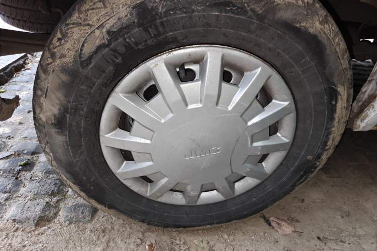 Used JMC Transit  Right Front Wheel Hub