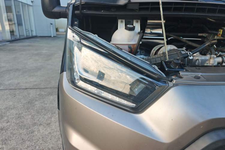 Used JMC Transit 2019 2.8T Commercial Version Short Wheelbase Mid-Roof 6-Seater China VI JX493 Right Front Headlight