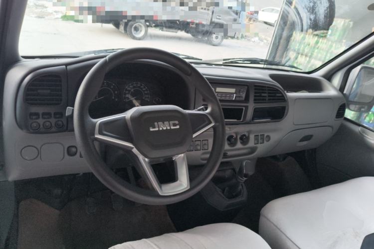 Used JMC Transit 2019 2.8T Commercial Version Short Wheelbase Mid-Roof 3-Seater China VI Standard JX493 Center Console