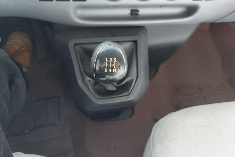 Used JMC Transit 2019 2.8T Commercial Version Short Wheelbase Mid-Roof 3-Seater China VI Standard JX493 Gear Lever