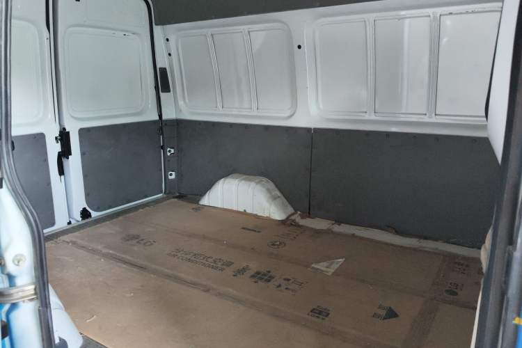 Used JMC Transit 2019 2.8T Commercial Version Short Wheelbase Mid-Roof 3-Seater China VI Standard JX493 Left Rear Seat