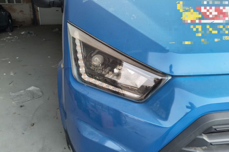 Used JMC Transit 2019 2.8T Commercial Version Short Wheelbase Mid-Roof 3-Seater China VI Standard JX493 Right Front Headlight