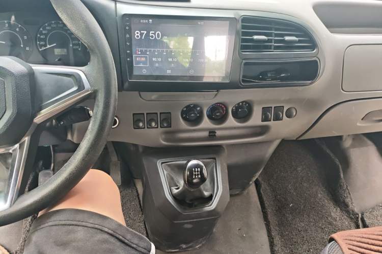 Used JMC Transit 2019 2.8T Commercial Version Long Wheelbase Mid-Roof 6-Seater Rear Single Tire China VI Emission Standard – JX493 Audio And AC Panel