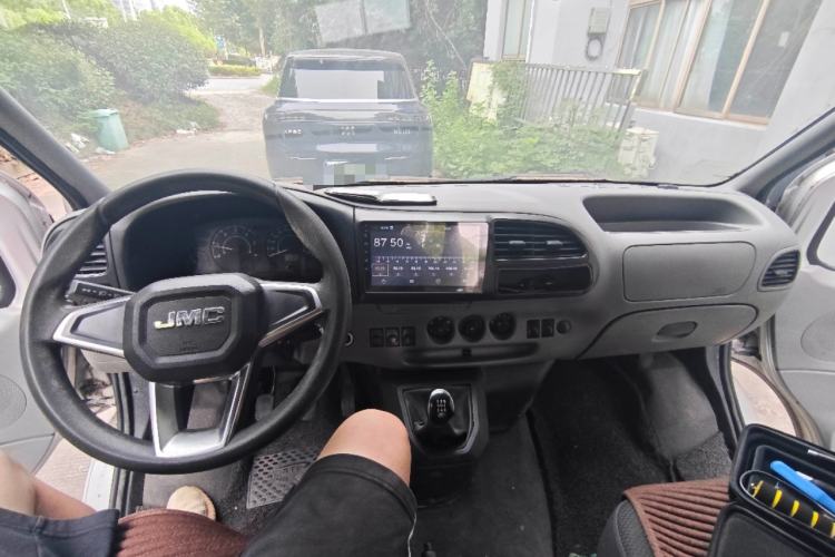 Used JMC Transit 2019 2.8T Commercial Version Long Wheelbase Mid-Roof 6-Seater Rear Single Tire China VI Emission Standard – JX493 Center Console