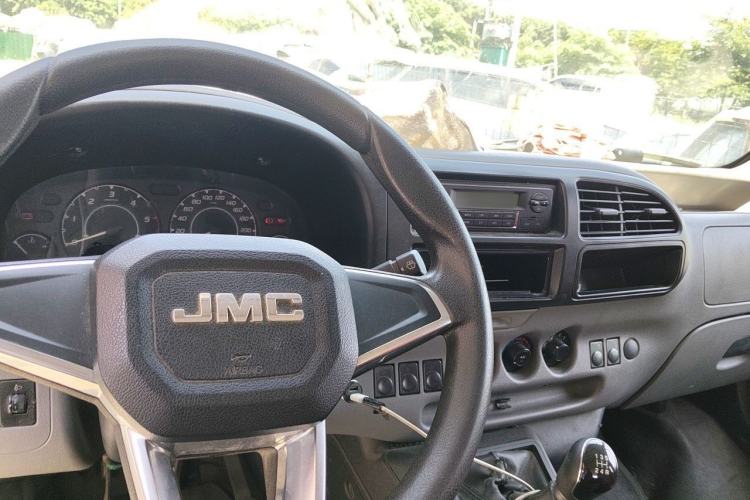 Used JMC Transit 2019 2.8T Commercial Version Short Wheelbase Mid-Roof 6-Seater China VI JX493 Center Console