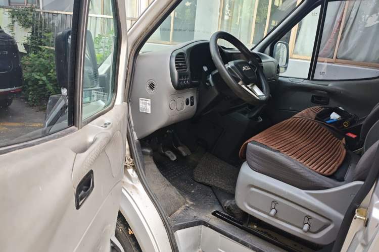 Used JMC Transit 2019 2.8T Commercial Version Long Wheelbase Mid-Roof 6-Seater Rear Single Tire China VI Emission Standard – JX493 Driver Seat