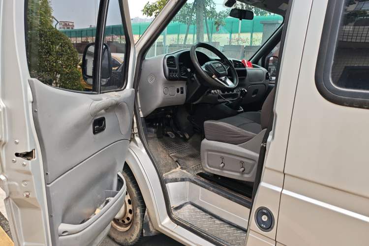 Used JMC Transit 2019 2.8T Commercial Version Short Wheelbase Mid-Roof 6-Seater China VI JX493 Driver Seat