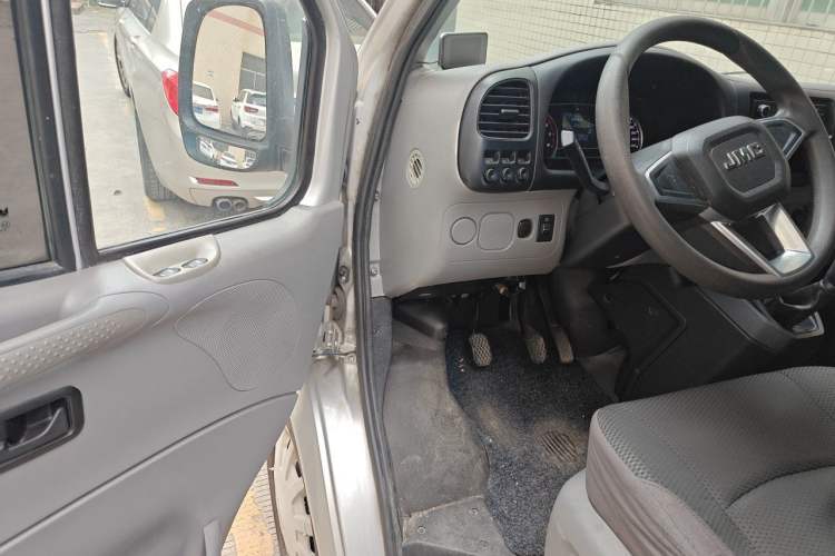 Used JMC Transit 2019 2.8T Commercial Version Long Wheelbase Mid-Roof 3-Seater Rear Single Tire China VI Emission Standard – JX493 Driver Seat