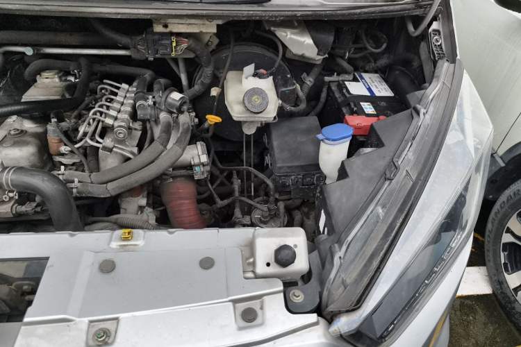 Used JMC Transit 2019 2.8T Commercial Version Long Wheelbase Mid-Roof 6-Seater Rear Single Tire China VI Emission Standard – JX493 Engine Bay Left
