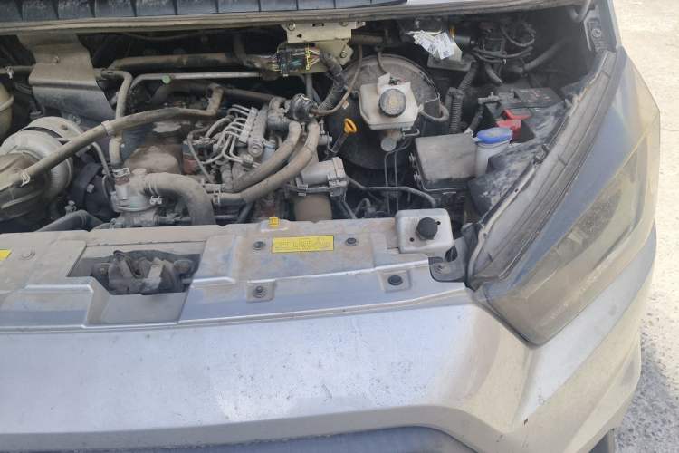 Used JMC Transit 2019 2.8T Commercial Version Short Wheelbase Mid-Roof 3-Seater China VI Standard JX493 Engine Bay Left
