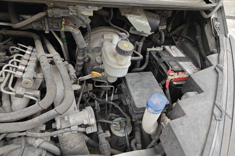 Used JMC Transit 2019 2.8T Commercial Version Long Wheelbase Mid-Roof 6-Seater Rear Single Tire China VI Emission Standard – JX493 Engine Bay Left