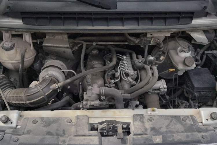 Used JMC Transit 2019 2.8T Commercial Version Short Wheelbase Mid-Roof 6-Seater China VI JX493 Engine Bay