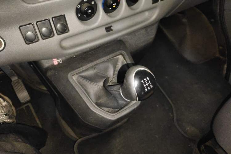 Used JMC Transit 2019 2.8T Commercial Version Long Wheelbase Mid-Roof 6-Seater Rear Single Tire China VI Emission Standard – JX493 Gear Lever