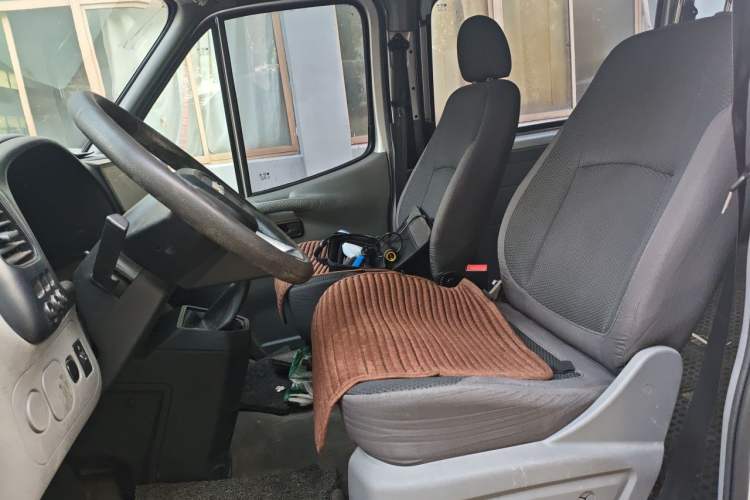 Used JMC Transit 2019 2.8T Commercial Version Long Wheelbase Mid-Roof 6-Seater Rear Single Tire China VI Emission Standard – JX493 Left Front Seat