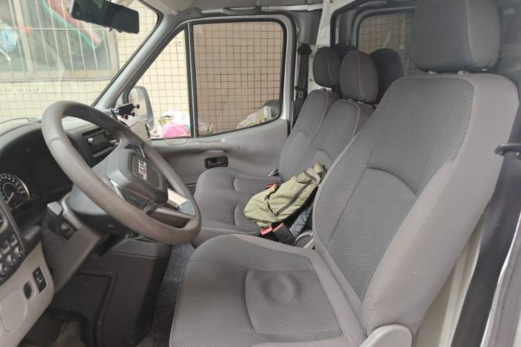 Used JMC Transit 2019 2.8T Commercial Version Long Wheelbase Mid-Roof 3-Seater Rear Single Tire China VI Emission Standard – JX493 Left Front Seat