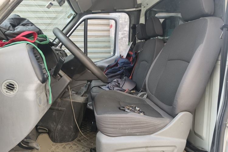 Used JMC Transit 2019 2.8T Commercial Version Short Wheelbase Mid-Roof 3-Seater China VI Standard JX493 Left Front Seat