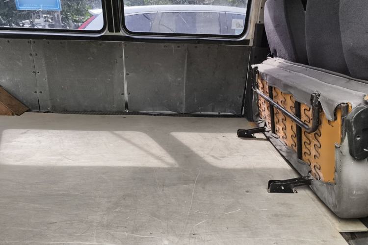 Used JMC Transit 2019 2.8T Commercial Version Long Wheelbase Mid-Roof 6-Seater Rear Single Tire China VI Emission Standard – JX493 Left Rear Seat