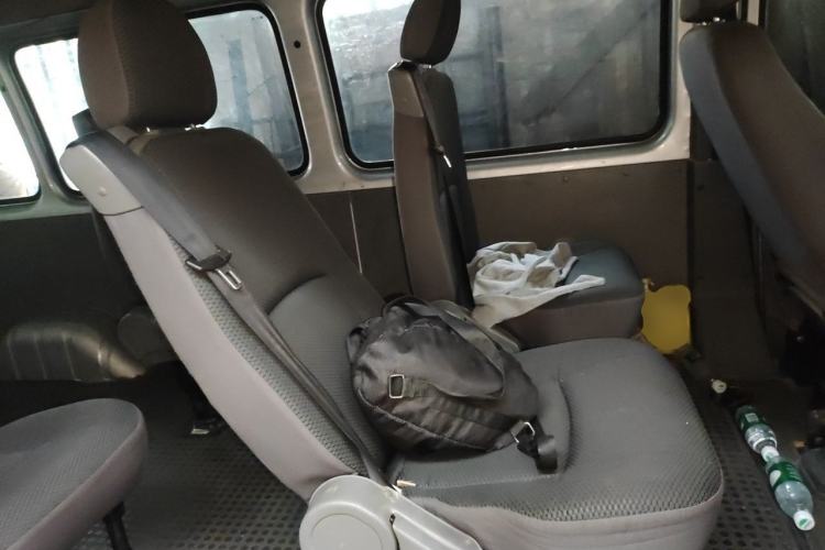 Used JMC Transit 2019 2.8T Commercial Version Long Wheelbase Mid-Roof 6-Seater Rear Single Tire China VI Emission Standard – JX493 Left Rear Seat
