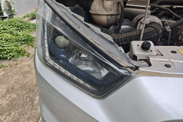 Used JMC Transit 2019 2.8T Commercial Version Long Wheelbase Mid-Roof 6-Seater Rear Single Tire China VI Emission Standard – JX493 Right Front Headlight