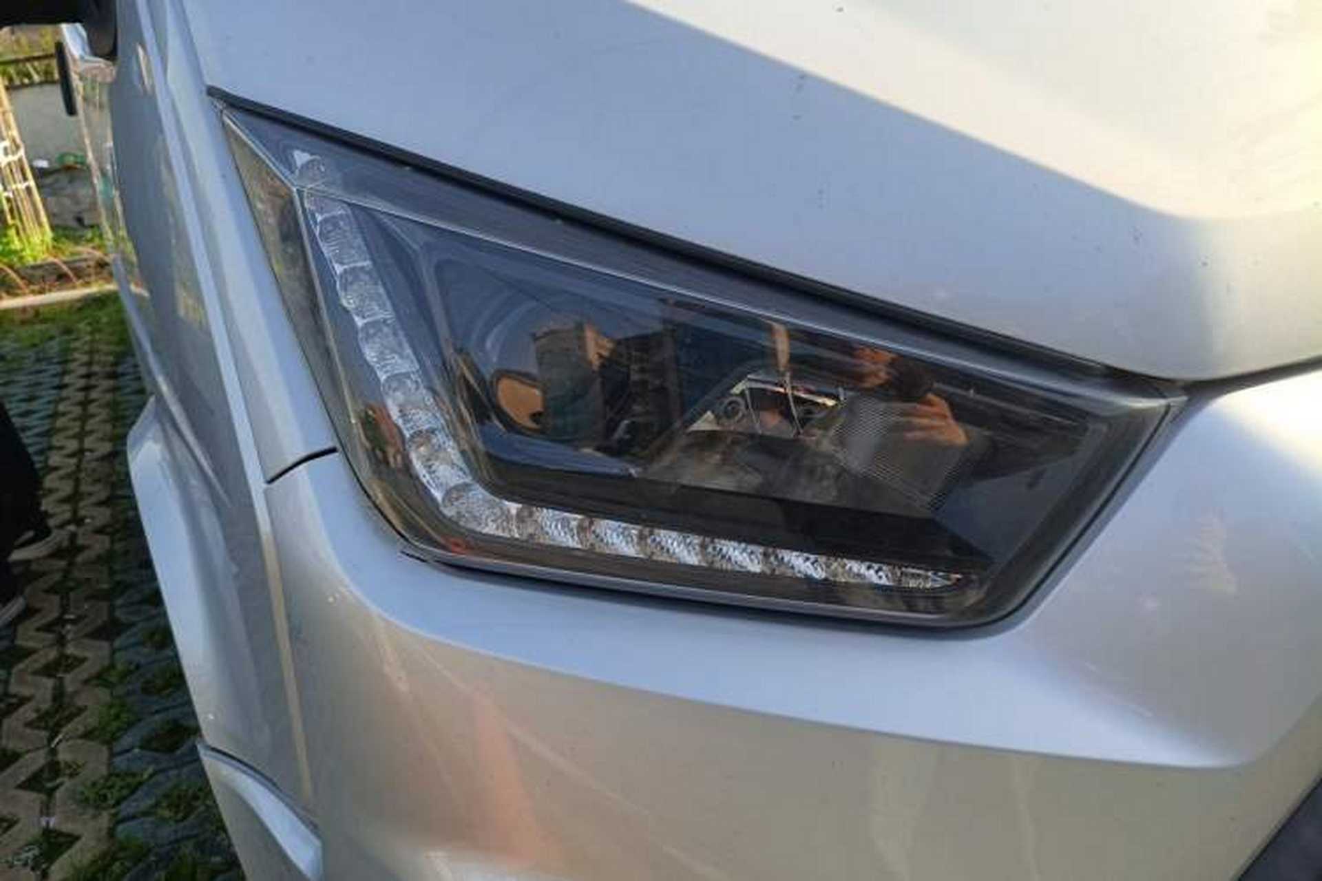Used JMC Transit 2019 2.8T Commercial Version Long Wheelbase Mid-Roof 6-Seater Rear Single Tire China VI Emission Standard – JX493 Right Front Headlight