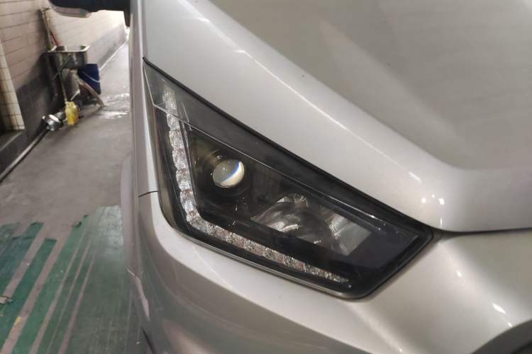 Used JMC Transit 2019 2.8T Commercial Version Long Wheelbase Mid-Roof 6-Seater Rear Single Tire China VI Emission Standard – JX493 Right Front Headlight