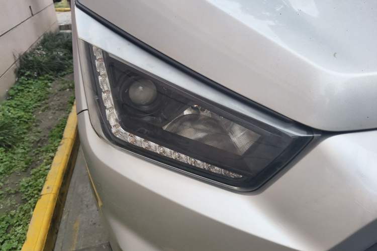 Used JMC Transit 2019 2.8T Commercial Version Short Wheelbase Mid-Roof 6-Seater China VI JX493 Right Front Headlight