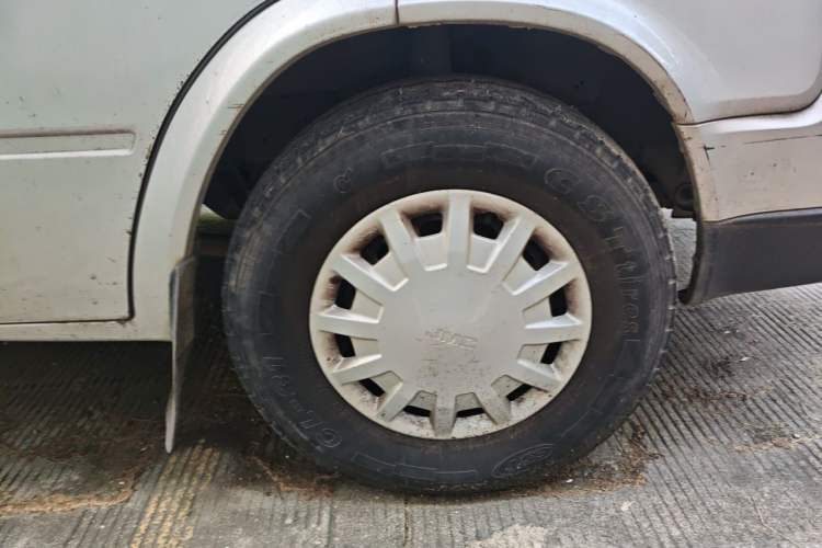 Used JMC Transit 2019 2.8T Commercial Version Long Wheelbase Mid-Roof 6-Seater Rear Single Tire China VI Emission Standard – JX493 Right Front Wheel Hub