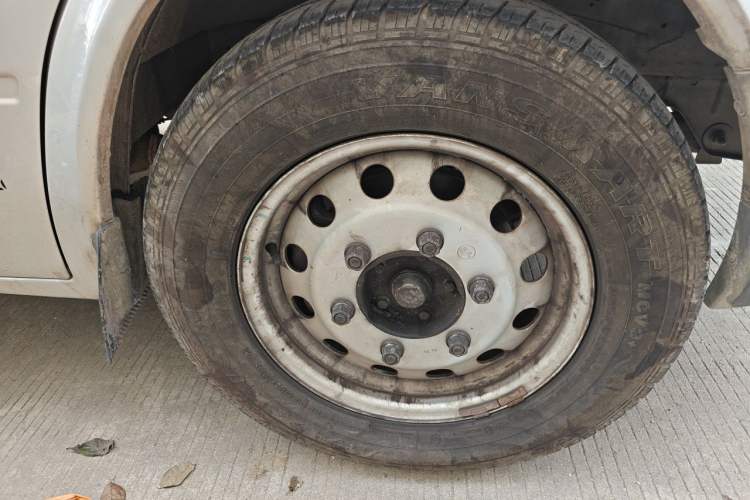 Used JMC Transit 2019 2.8T Commercial Version Long Wheelbase Mid-Roof 3-Seater Rear Single Tire China VI Emission Standard – JX493 Right Front Wheel Hub